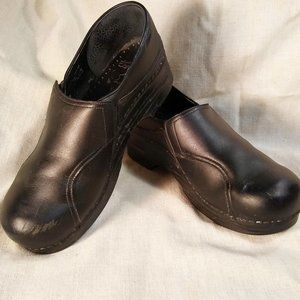 Dansko Phoebe Black Leather Professional  Backed Clogs, Size 42, elastic sides